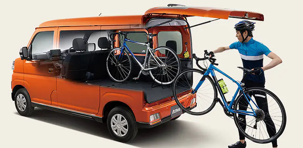 ラゲージスペースへの自転車の搭載の様子