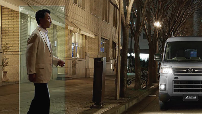 前方の車両（二輪車、自転車を含む）や歩行者を認識